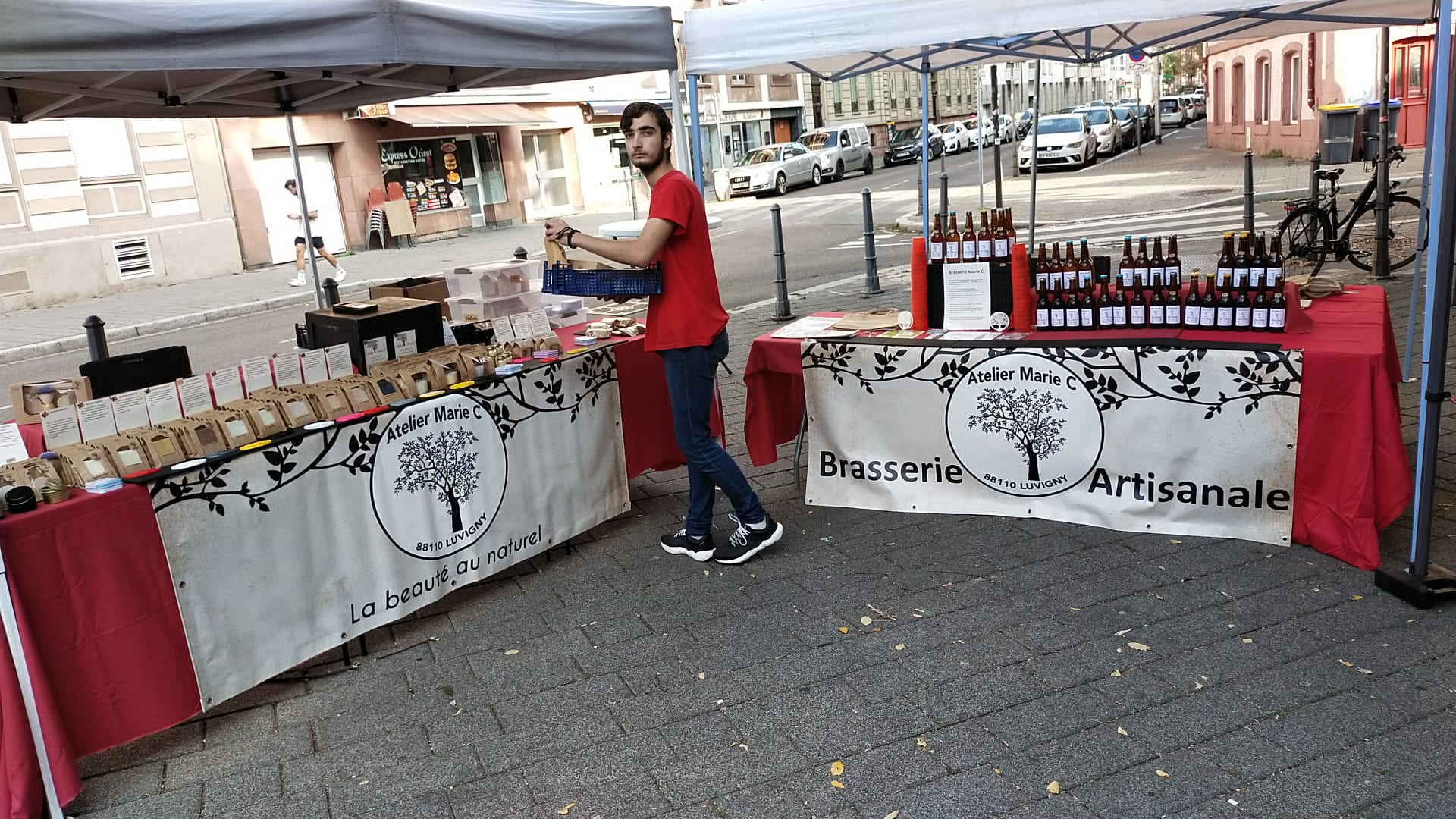 Un marché de producteurs diurne et nocturne