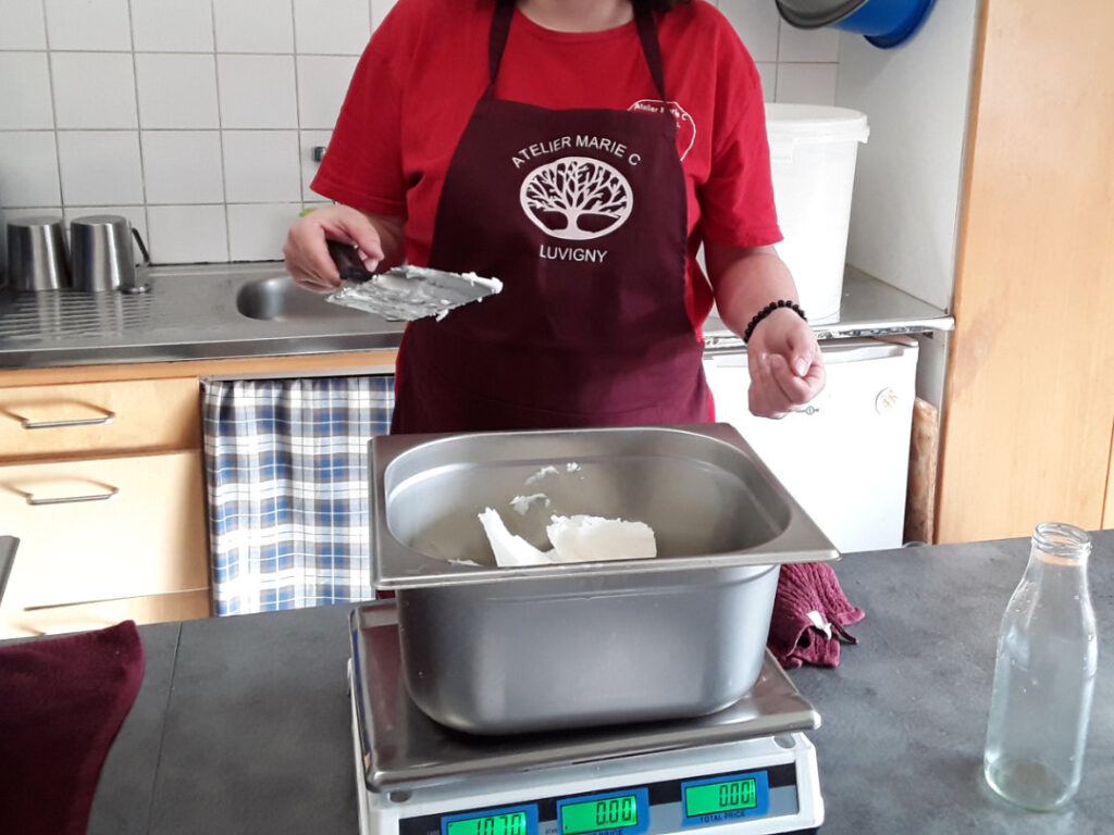 fabrication du shampoing à la spiruline à la savonnerie artisanale Atelier Marie C - je pèse les matières grasses