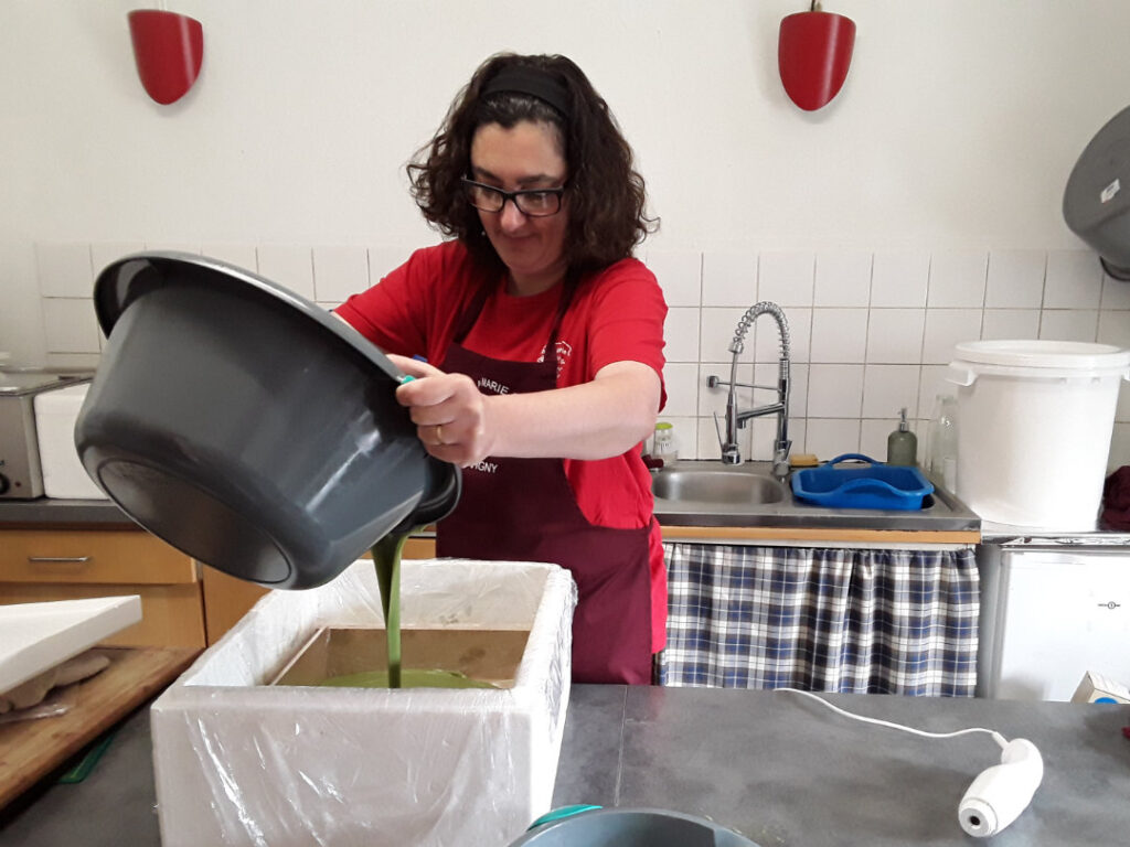 fabrication du shampoing à la spiruline - je verse dans les moules